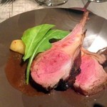 ボッテガ シモーネ - オーストラリア産仔羊のオーブン焼き 紅玉りんごのコンポート添え