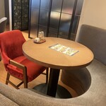 正宗広東私房菜サワダ - 通して頂いたお席　椅子は使わずソファで2人横並びで(๑>◡<๑)