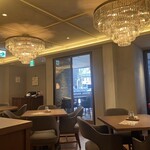 正宗広東私房菜サワダ - シャンデリアに陽がさし輝いていました✨