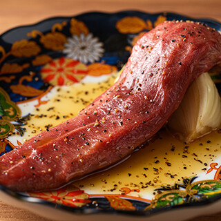 A must-see for pork tongue lovers. The unique taste of this dish, prepared by hand, is appealing.