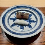 明寂 - 鰆藁炙り　新玉ねぎ千切り　橙ジュレ