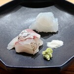 明寂 - 鯛とアオリイカのお造り 　鯛の頭でとった出汁から作った鯛醤油、鯛の塩水、烏賊塩でいただきます