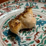 明寂 - 桜鱒の炭焼き　塩のみで　皮目に細かい切り込みを入れて皮目の脂まで焼きを入れてカリッと　身はしっとりとしてふわっと柔らか