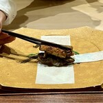 明寂 - 滋賀岩魚の絹巻き寿司　頭と骨は揚げて　揚げた岩魚を炭焼きで　北海道竹内養鶏場の米艶という白い卵黄の薄焼卵で手巻きに