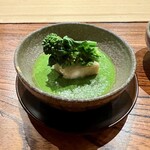 明寂 - 熟成海老芋と菜の花の蒸し　菜の花の摺流し 　熟成して越冬したねっとりと甘い海老芋 　菜の花をカリカリに揚げて摺流しにしてさらに乳化した擂り流し