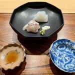 明寂 - 鯛とアオリイカのお造り 　鯛の頭でとった出汁から作った鯛醤油、鯛の塩水、烏賊塩でいただきます