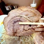 自家製ラーメン大者 - ごっつい豚が2枚も入ってます(⁎⁍̴̆Ɛ⁍̴̆⁎)