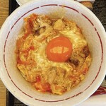 Sobadokoro Ooyabu - 上親子丼小盛(2/3)+ 赤卵黄身のせ、真上から！