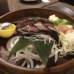 四国郷土活性化 藁家88 - 薬味たっぷり！藁焼きかつおのたたき