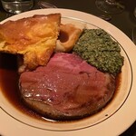ロウリーズ・ザ・プライムリブ - パンプディング添え