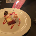 ロウリーズ・ザ・プライムリブ - サービスのバースデーケーキ