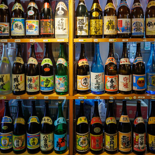 There are always 70 kinds of awamori from all over Okinawa! Don't miss out on the aged awamori and snake liquor.