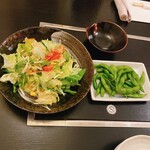 一家しゃぶしゃぶ - サラダと枝豆です