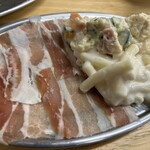 串屋横丁 - 生ベーコン590円。高い割にベーコンというより、ただの生ハムみたいだった。隣のマカポテが絶妙に美味い！