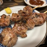 串屋横丁 - かしらandハラミ串　各180円　おひとり様なら1本からOK！
