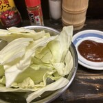 串屋横丁 - お通しの味噌キャベツ。おかわりOK
