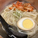 肉のヤマ牛 - 冷麺ハーフがセット