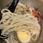 肉のヤマ牛 - 麺は太め。麺自体は悪くないので、もう少ししっかりシメたら美味しくなると思う