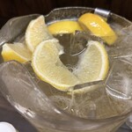 串屋横丁 - 生レモン山盛りは嬉しい！冷凍じゃなく生なの！やったー