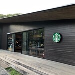 STARBUCKS COFFEE - 店舗外観。故・横山隆一邸の雰囲気を残す平屋