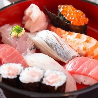 確かな目利きで選び抜いた鮮魚を、自慢の鮨や一品料理でご提供