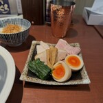 酒肴場 屯 - トッピングは別皿に鶏チャー、レアチャー、分厚い煮込みチャー、メンマ、れんそう、味玉