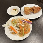 Toshe Kaihinmakuhari Ten - 샐러드 바와 닭튀김, 차가운 두부