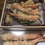 Hakata Tempura Semmon Tenohirugohan - 大名定食、下が大海老