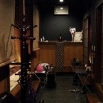 旬房まんぷく - 店内通路　右に個室　左は広間