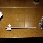 旬房まんぷく - まずはおしぼりと温かいお茶が