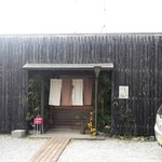 ちょっと怪しそうなお店の外観（笑）