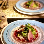 Danae - 鴨スモークとラズベリーソースのサラダ　チーズとナッツの旨味。甘酸っぱいソースにバゲットを浸して食べると美味しいー(,,•д•,,)ﾝﾏｯ!!