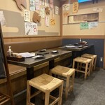 Kushi Daininngu Torippa - 店内、テーブル席