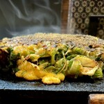 法善寺横丁 やき然 - 「ねぎ焼き」特製牛すじのホロッとする甘みがうまい
                                カラッとしたネギがやさしく香る