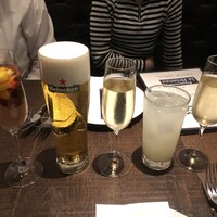 Focacceria la Brianza - マンゴーとベリーのスパークリングワイン、ラージハイネケン、白いレモンサワー、スパークリングワイン×2