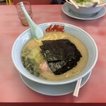 山岡家 - 醤油ラーメン中盛 遠景