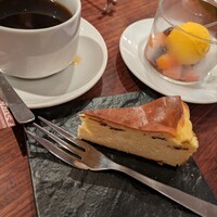 スペイン料理 La Cazuela 三ノ宮 ミント神戸店 - 選べるデザート！それぞれ、バスクチーズケーキのアイスをチョイス