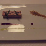 アコルドゥ - フォアグラのテリーヌ　ビーツ・エッセンスとアニス系ハーブのピストゥ