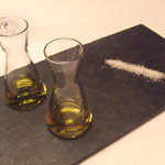 アコルドゥ - バゲット用のオリーブオイルと岩塩