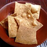 十割そば　きらく - 突き出しです。そばを揚げた、そばチップスが出てきました。パリパリした食感で美味しかったです。