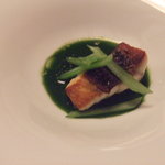 アコルドゥ - 黒鯛のアサード　漬したボリジとイワシの塩漬け　深緑のエッセンス