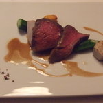 アコルドゥ - ネズの実とタイムに浸した和牛　赤ワインのジュとネズの実のオイル