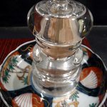 十割そば　きらく - 塩です。この容器とお皿もお洒落ですよね。塩で食べても美味しいとのことで出してもらいました。