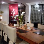 十割そば　きらく - 奥から入口方面を撮っています。木のテーブルがとってもいい味を出していますよね。