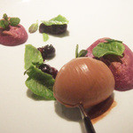 フロリレージュ - カシスの温製スフレ ショコラのアイスクリーム