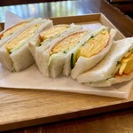 珈琲専門店 風見鶏 - ★エッグサンドイッチ
      サンドイッチの中身は、フワフワの卵焼き♪
      頬っぺが落ちる〜！
      バリウマ♡