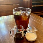 珈琲専門店 風見鶏 - ★アイスコーヒー
      深煎り豆をボイルして抽出する製法のアイスコーヒー。
      コーヒー作る「自家製コーヒーシロップ」と
      「無糖豆乳」が付いてくる。
      ウマウマ♡