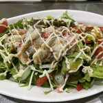 寿司茶屋 桃太郎 - カニサラダハーフ６６０円。シャキシャキサラダに蟹ほぐしみ、蟹味噌ペーストが旨味とコクを加え、コスパ良きごちそうサラダです。