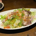 北海道海鮮・個室情緒 ～ ２３番地 ～ 新宿東口店 - 海鮮魚介と活・カニぶっかけ ２３番地サラダ