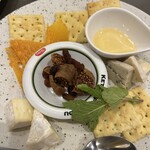 cafe & dining MONKEY TREE - イチジクとレーズンもチーズと合ってめっちゃ美味しいかった！